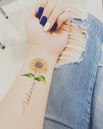 Celebrate The Beauty Of Nature With These Inspirational Sunflower Tattoos Tatuajes Inspiradores Tatuajes Discretos Tatuajes Preciosos