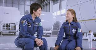 Samantha cristoforetti (milano, 26 aprile 1977) è un'astronauta, aviatrice e ingegnere italiana, prima donna italiana negli equipaggi dell'agenzia spaziale europea. Barbie Diventa Astronauta La Bambola Ispirata A Samantha Cristoforetti Radio Deejay