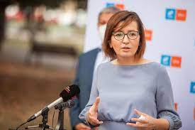Candidează din dorința de a construi un oraș al oamenilor, un oraș în care orădenii să aibă posibilitatea de a se dezvolta și de. 1v 8mervkmef M