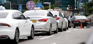장애인 전용 택시는 일반 택시와 달리 거리를 돌아다니지 않고 콜을 받아 운행하며, 하루 운행 시간은 12시간. I5pfv8ouppqlcm
