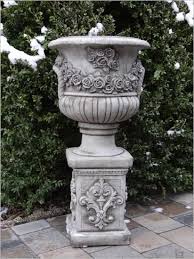 Amphore Rosen Mit Sockel Aus Englischem Antik Steinguss Amphore Garten Deko Steinfiguren