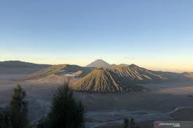 Kabar meletusnya gunung semeru ini dikonfirmasi oleh bupati lumajang thoriqul haq. Gunung Semeru Meletus Lumajang Diguyur Hujan Abu Dengan Ketebalan Hingga 3 Cm