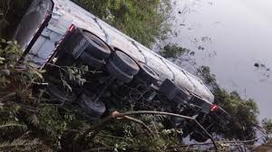 Caminhão cai na Represa do Vossoroca e motorista desaparece na Grande Curitiba