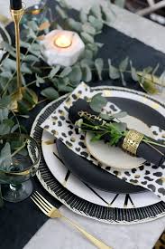 Autumn Tablescape With Venus Flowers Met Afbeeldingen Tafeldekken Kerst Tafel Decoraties Gouden Tafel