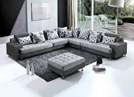 Distese di trame dai colori vivaci, sapienti miscele di cromie e tessuti trasferite su comodi cuscini decorativi sia per la camera da letto sia per il soggiorno. Divano Angolare Desire 325x250 Con Pouf Centrale In Tessuto Moderno