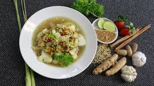 Perdana lebaran di tempat pengabdian, dan tanpa mengurangi kesan berlebaran tetap oprek dapur donk walaupun #dirumahsaja dan cuma dimakan bertiga ️ ️ ️ rendang sederhana ini bikin ayah dan anak nambah berkali kali (semacam balas dendam pasca sebulan berpuasa). Resep Soto Sabrang Khas Madura Lifestyle Fimela Com