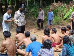 Polisi menemukan dugaan ritual aliran sesat di desa karangbolong, kecamatan cigeulis, pandeglang, banten. D8dt4xpkygi9qm