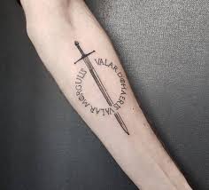 If you are a fan of game of thrones, you know that this story has one of the most intricate, detailed worlds ever written. Game Of Thrones Tattoo Arm Innenseite Unterarm Schwert Spruch Game Of Thrones Tattoo Spiel Tattoos Geometrisches Tattoo