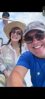 can someone remove the two guys from this photo please 🫶