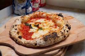 La pizza napoletana deve essere morbida e fragrante. Pizza Napoletana Ricetta Con Le Modifiche Necessarie Per Farla In Casa