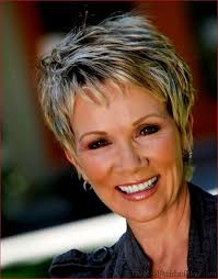 Haarschnitt mit pony bob frisur kinnlanger bob frisuren kinnlang frisur inspirationen graue haare haar und beauty friseur kurze haare Kurzhaarfrisuren 2019 Frech Frauen Ab 50