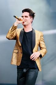 At the disco's beloved frontman brendon urie has been dazzling audiences for over a decade, and he's been dressing to the nines while he does it. Pin By Irais Paola Villanueva Bautist On P Atd Brendon Urie Panic At The Disco Disco