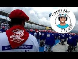 300.000 spectators are watching from the sidelines. Grand Prix Meule Bleue 17 Heures Du Mans 500 Mobylettes Pour La Parade De Fin Youtube