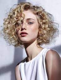 Optez pour une frange longue et souple ou une frange mèche la tendance des cheveux courts envahit les chevelures de femmes cette saison. 15 Coupes Courtes Pour Les Cheveux Boucles