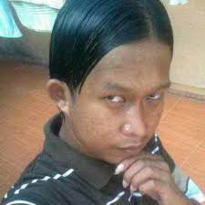 Sekarang, statusnya sebagai selebriti lokal telah membawanya ke karir di musik pop afrika. Foto Orang Jelek 2021