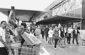 Ansturm Der Massen Bei Der Eroffnung Vor 20 Jahren Drangen Binnen Minuten 3000 Besucher Das Neue Mobelhaus Stuttgarter Zeitung