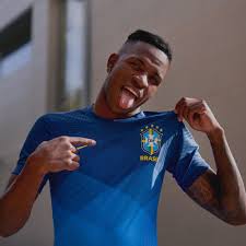 Des informations exclusives provenant de fuites ou de sources officielles sur les maillots de foot 2022. Le Bresil Et Nike Presentent Les Nouveaux Maillots 2020 2021 Footpack