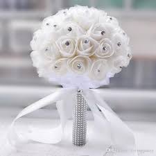 Encontrar el bouquet perfecto para ti requiere de algunos pasos que deberás tener en cuenta para complementar los demás puntos relacionados a tu boda. Jane Vini Cheap White Bridal Bouquet Pu Roses Crystal Beaded Wedding Flower Bouquet Beige Artificial Brooch Bouquet Bride Ramo De Novia 2017 Green Flowers Online Flower Delivery From Lovingpretty 20 51 Dhgate Com
