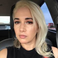 My pandemic hair desperately needed some love....massive thanks to  @amandastanleyhairvixen for bringing back that icy Mother of Dragons  blonde. You're a legend! ❄️🐉❄️ #stuckintrafficselfie