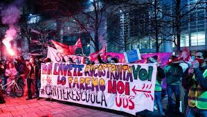 Il ritorno a settembre tra i banchi di scuola è tutt'altro che scontato. La Scuola Alza La Voce E Azzolina Si Accoda La Dad Non Basta Piu La Repubblica