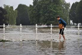 Waterschap plaatst pompen in provincie vanwege hoge stand maas. Freel0wkqzighm