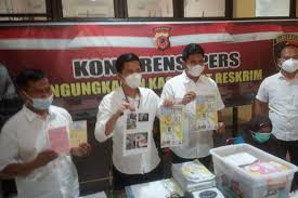 Apakah sobat pernah mengikuti arisan, tentunya akan menjadi saat yang menegangkan pada saat akan diundi bukan. Tertunduk Bos Arisan Bodong Rp 9 Miliar Mengaku Tak Enak Badan Di Hadapan Polisi Halaman All Kompas Com