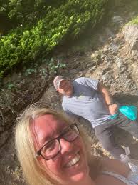 What are favorite 2-hour hikes near downtown with great views?