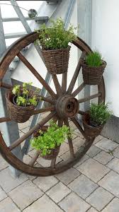 Wagenrad Als Kräutergarten Garten Deko Für Draußen