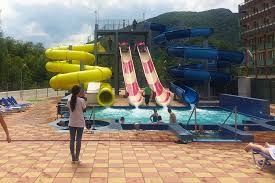 Innen und außen pool mit mineralwasser/thermal wasser. Piscine Calimanesti Caciulata