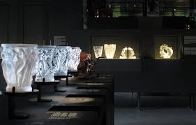 Table Tactile Qui Montre Les Differentes Etapes De Fabrication Du Vase Bacchantes Lalique Le Massif Massif Des Vosges