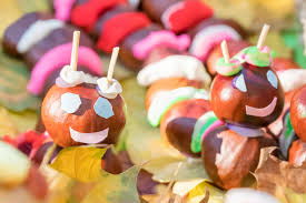 Außer kastanien hat der herbst noch viel mehr zum basteln zu bieten, wie beispielsweise bunte blätter, eicheln und bucheckern, kleine äste für den kastanienigel mit einem spitzen gegenstand löcher in die kastanien bohren, in denen danach zahnstocher als stacheln gesteckt werden. Kastanien Aufbewahren So Bleiben Sie Lange Knackig