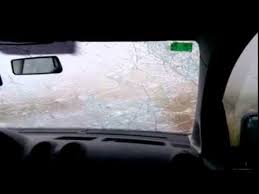 Segundo a defesa civil, não houve feridos, mas foram registrados danos em produções rurais e nos telhados de 20 casas. Chuva De Granizo Destroi Para Brisa De Carro Youtube