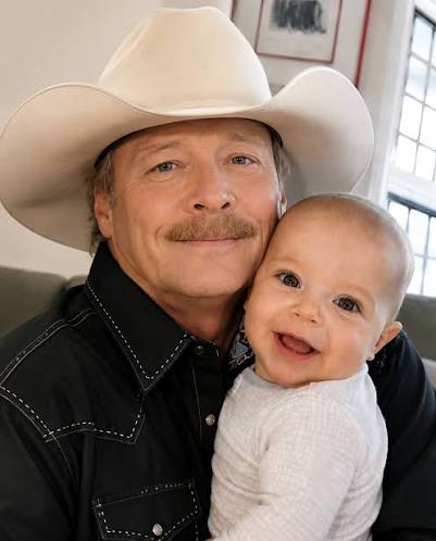 LAST NIGHT, Alan Jackson gave fans a moment they'll never forget. In the middle of an emotional performance, he welcomed his 4-year-old grandson onto the stage, turning a sold-out concert into something