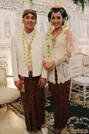 Para desainer terkemuka saling berlomba dalam merancang desain baju pengantin adat jawa timur dengan perpaduan gaya barat yang saat ini sedang ngetren. Model Baju Pengantin Adat Jawa Model Baju Dan Rambut Terbaru Baju Pengantin Pengantin Kerudung Pengantin