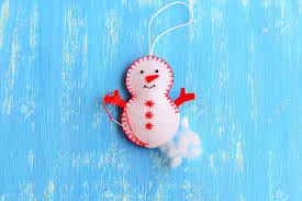 Pin von sigrun overbeck auf nahen weihnachten diy weihnachts. Wie Ein Weihnachten Filz Schneemann Ornament Zu Nahen Schritt Stuff Der Filz Weihnachts Schneemann Ornament Mit Hohlfaser Weihnachtsbaum Nahen Basteln Fur Kinder Blaue Holzernen Hintergrund Aufsicht Lizenzfreie Fotos Bilder Und Stock Fotografie