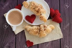 Petit Dejeuner Saint Valentin Avec Des Croissants Du Cacao Et Des Coeurs Feutres Rouges Saint Valentin Banque D Images Et Photos Libres De Droits Image 68610588