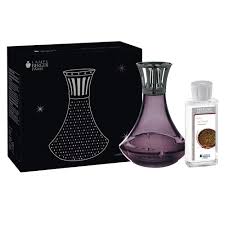 Envoutante Et Sophistiquee Cette Lampe Est Une Diva Courbe Divine Inspiree Des Carafes En Cristal Arretes Finement Ciselees Home Fragrances Pink Lamp Design