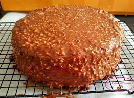 Un Vrai Gateau De Fete Gourmand Et Beau Cache Sous Un Nappage Gourmand Comme Un Rocher Praline La Genoise De Nappage Gateau Gateau Chocolat Nappage Chocolat