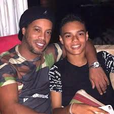 Découvrez Joao Mendes, le fils de Ronaldinho qui vient de signer son premier contrat pro
