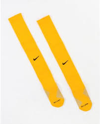 100% recycled polyester, highly breathable fabric helps keep sweat off your skin, so you stay cool whether you're cheering in the stands or playing on the pitch. 1 Alisson Becker Player