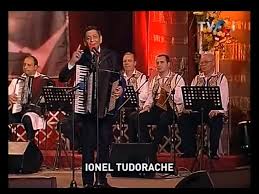 Canta din suflet, iar acordeonul parca prinde viata in mainile sale. La Chilia N Port Cu Ionel Tudorache