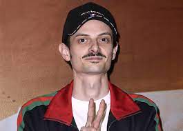 Il film del 2018 scritto e diretto da così silvia, la studentessa che ha accusato il figlio di beppe grillo, ciro, e tre suoi amici. La Mamma Di Fabio Rovazzi Quando Ha Lasciato La Scuola E Stata Dura