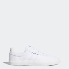 One line of white shoes pays homage to the indoor trainers popularised in the early 80s: Weisse Sneakers Adidas De