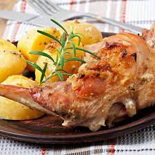 Disponete il coniglio tagliato a pezzi in un contenitore e lasciatelo in ammollo sotto l'acqua corrente a filo per 4 ore circa. Coniglio Alla Cacciatora Al Forno Con Patate Ricetta Food Blog