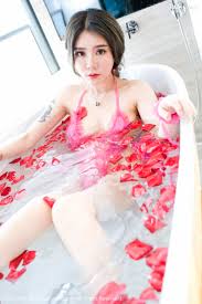 XiuRen秀人网-777-爱丽莎Lisa-《漆皮开胸比基尼-镂空吊带-浴缸玫瑰花》-2017.06.30 - 无圣光大尺度| 图宅网|  高清美女无圣光图集