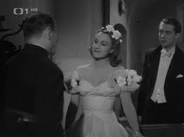 Její filmové šaty se jí zalíbily tak, že si je z barrandovského fundusu vypůjčila i na zahajovací večírek bylo mi řečeno, že jsou tyto šaty ušité podle originálu, který opravdu adina mandlová (✝81) nosila. Adina Mandlova Fotka