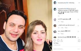 تداول رواد مواقع التواصل صوراً لزوجة الفنان مصطفى قمر الجديدة، بعد انفصاله عن زوجته الأولى ووالدة أبناءه منذ عامين، وأثار ذلك الخبر صدمة جمهوره بعد انتهاء قصة حبهما التي استمرت لما يقارب 25 عاماً. Ù‡Ù† Ù…ØµØ·ÙÙ‰ Ù‚Ù…Ø± Ù„Ø²ÙˆØ¬ØªÙ‡ ÙÙŠ Ø¹ÙŠØ¯ Ù…ÙŠÙ„Ø§Ø¯Ù‡Ø§ Ø±Ø¨Ù†Ø§ Ù…Ø§ÙŠØ­Ø±Ù…Ù†ÙŠ Ù…Ù† Ø·ÙŠØ¨Ø© Ù‚Ù„Ø¨Ùƒ