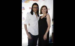 O marido de joana machado madeira reagiu recentemente a uma fotografia da sua mulher ao lado de herman josé, com este a olhar descaradamente para o decote de joana a ver as suas mamas. Yfyhio2duefsom