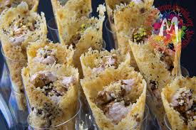 Le cialdine al parmigiano sono degli originali cestini utili per servire alimenti monoporzione, che si preparano facilmente in pochi minuti. Coni Di Parmigiano Con Mousse Di Mortadella E Glassa Di Balsamico