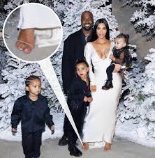See more ideas about family photos, family photoshoot, family photography. Kim Kardashian S Fans Are Freaking Out About Her Big Toe In Cute Family Snaps
